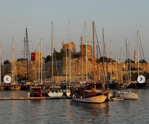 Castello di Bodrum dietro i caicchi