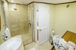 2 spacious master cabins and 4 elegant double cabins,