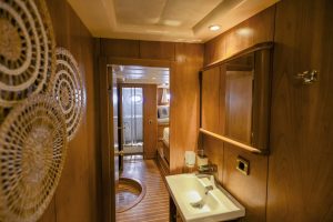 MS-Luxury-Aegean-Schatz-aft-master-bathroom-scaled
