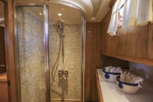 MS-Luxury-Aegean-Schatz-bow-master-bathroom-scaled