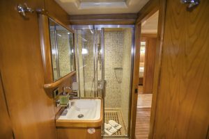 MS-Luxury-Aegean-Schatz-double-cabin-1-bathroom-scaled