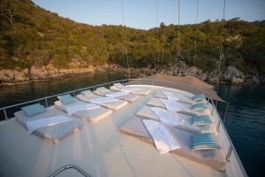 Large sundeck on a fly bridge