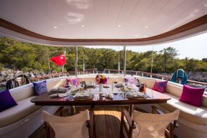 Queen of RTT, Queen of RTT, which can be rented for a minimum of 7 nights, offers luxury accommodation for up to 18 people