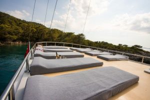 Queen of RTT, There is an indoor and outdoor seating area, as well as a very spacious part for sunbathing