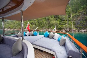 Queen of RTT, There is an indoor and outdoor seating area, as well as a very spacious part for sunbathing