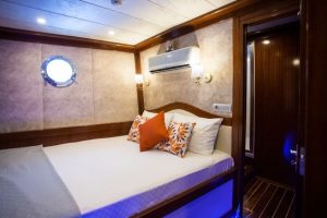 Queen of RTT, Queen of RTT
Queen of RTT can accomodate 18 Guests at 8 cabins (6 double cabins + 2 triple cabins)