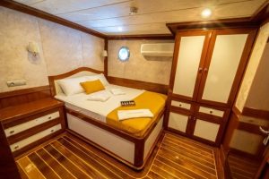 Queen of RTT, There is an indoor and outdoor seating area, as well as a very spacious part for sunbathing