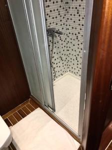 Ertan gulet yacht bathroom