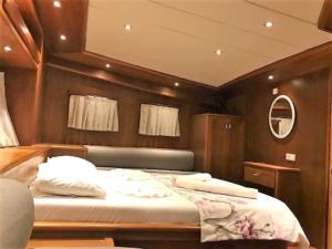 Ertan gulet yacht master cabin (1)