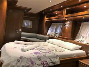 Ertan gulet yacht master cabin (2)