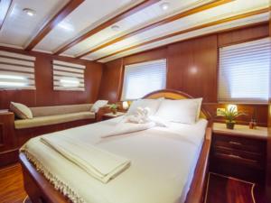 Yucebey guley yacht cabin(8)