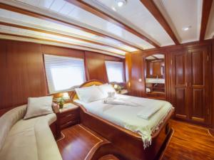 Yucebey guley yacht cabin(9)