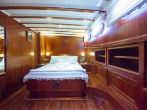 Yucebey guley yacht master cabin(30)